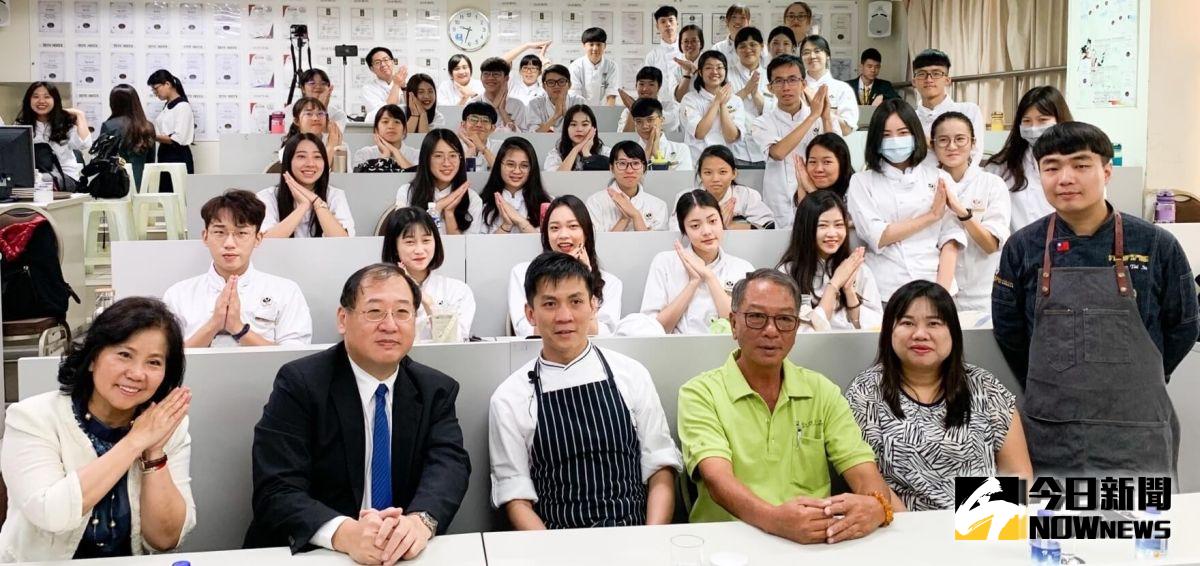 ▲高雄巿政府海洋局與高雄餐旅大學共同舉辦國際廚藝交流活動，由海洋局局長趙紹廉(前排左2)與高雄餐旅大學校長林玥秀(前排左1)主持。(圖／記者黃守作攝，2019.10.23)