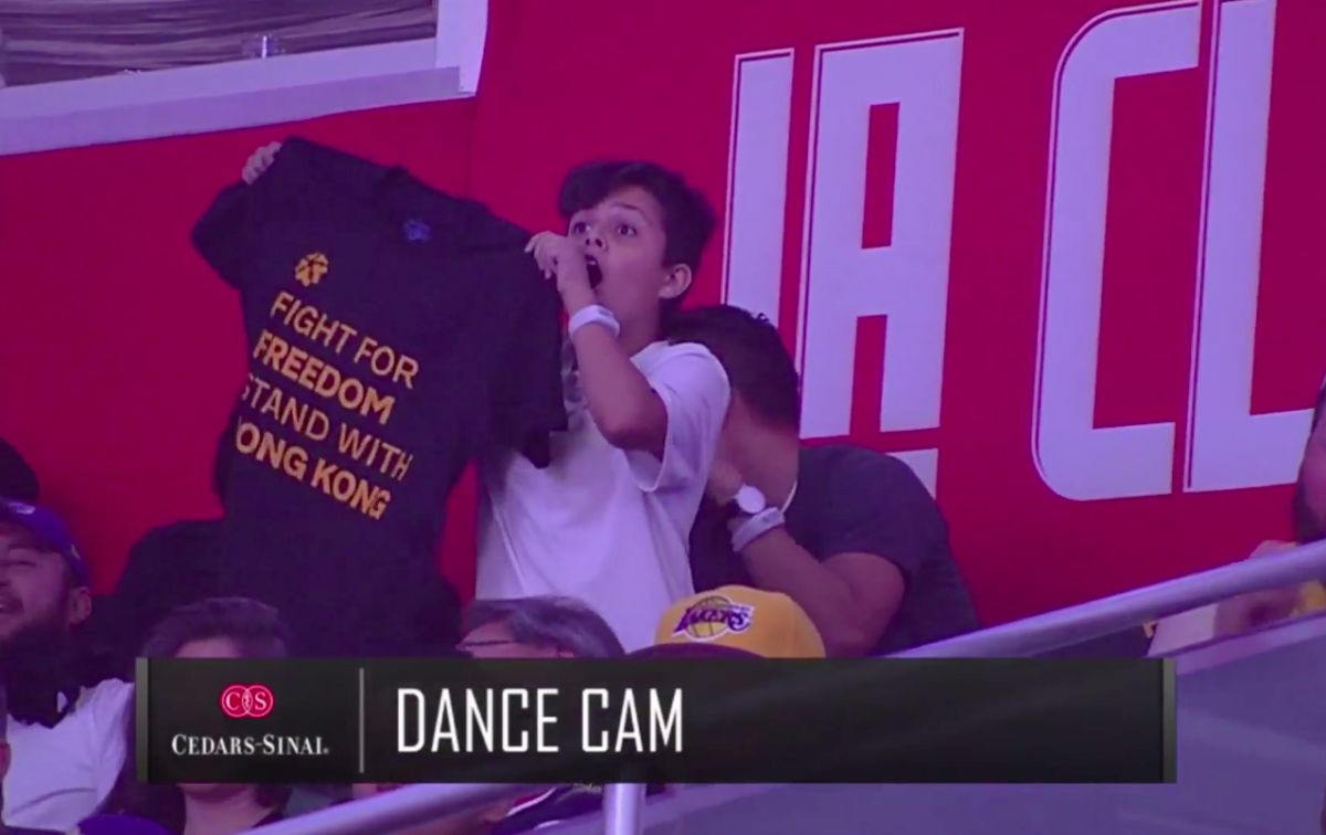 小球迷偷偷秀出挺港T（圖／截自網路）