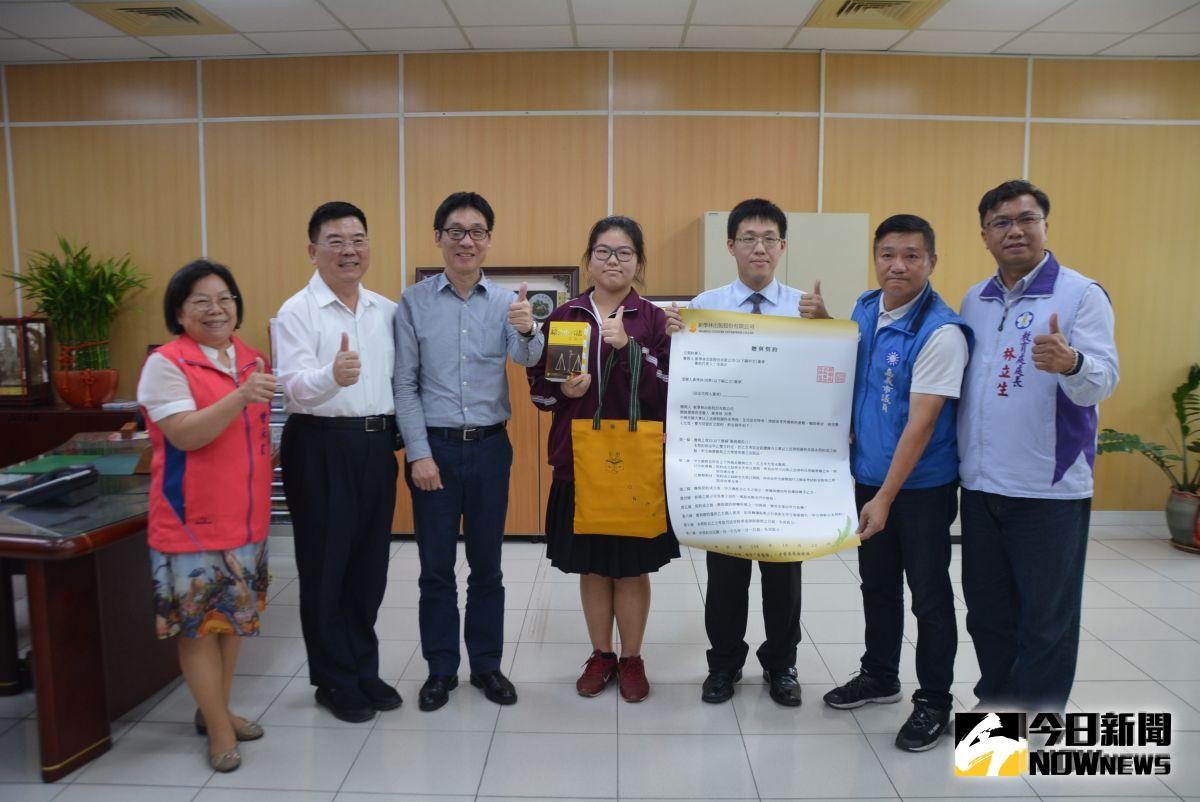 ▲新學林出版社前至嘉義女中拜訪清寒學子黃秀珍同學。（圖／記者郭政隆攝影2019.10.23）