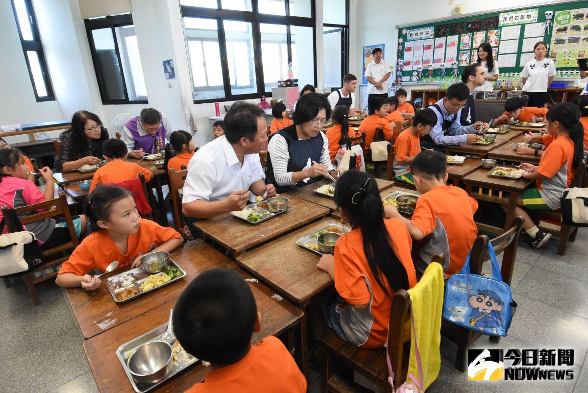 ▲縣長王惠美到王功國小與學生一起享用營餐午餐。（圖／記者陳雅芳攝，2019.10.23）