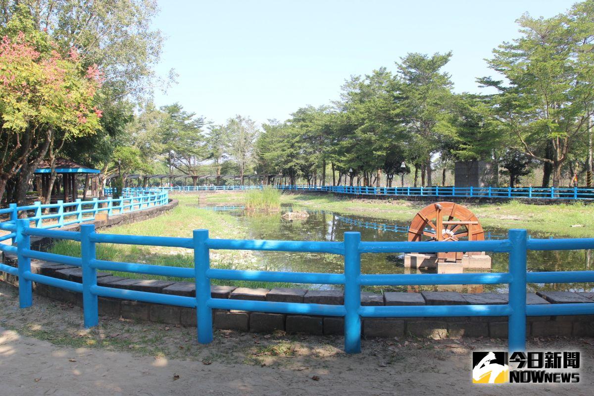 ▲古坑綠隧生態池進行整理整修，欄杆新刷成水藍色。（圖／記者簡勇鵬攝，2019.10.23）