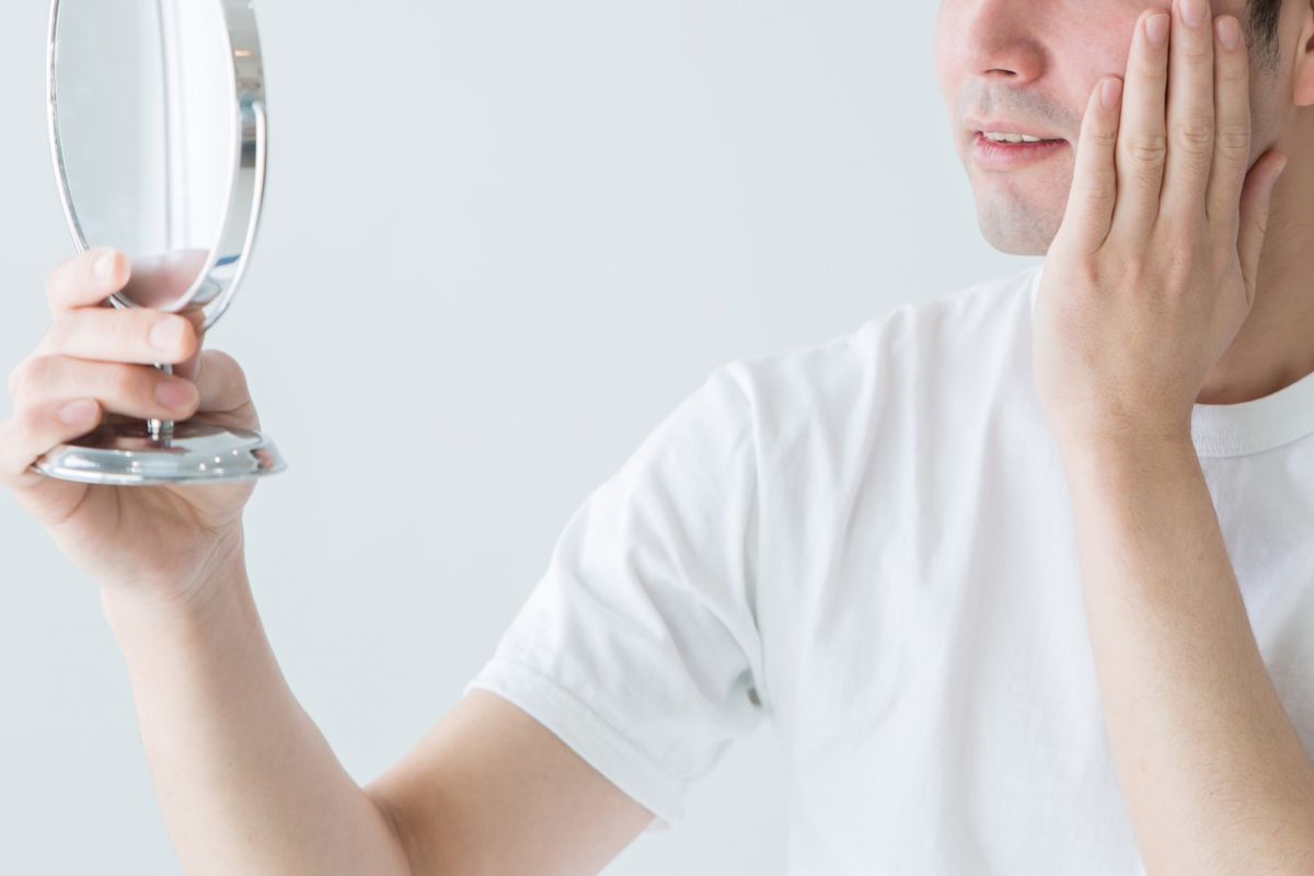 ▲一名男子連日熬夜、吹冷氣，隔天一照鏡子嚇壞了。（示意圖，非當事人／取自 photoAC ）