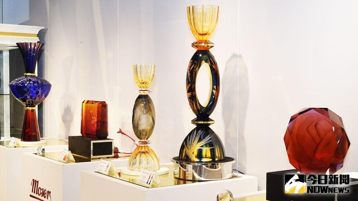 ▲雕刻大師蒼勁的雕刻技術，讓希臘神話故事或歷史上知名的浮雕作品，重新在現代的水晶裡復活。（圖／記者陳美嘉攝）