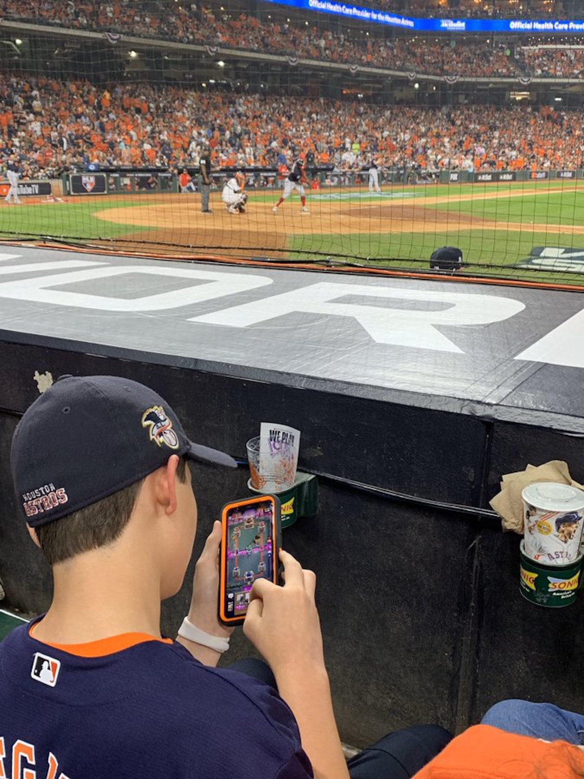 小球迷在世界大賽現場玩手機遊戲，引起熱議。（圖／取自Darren Rovell推特）