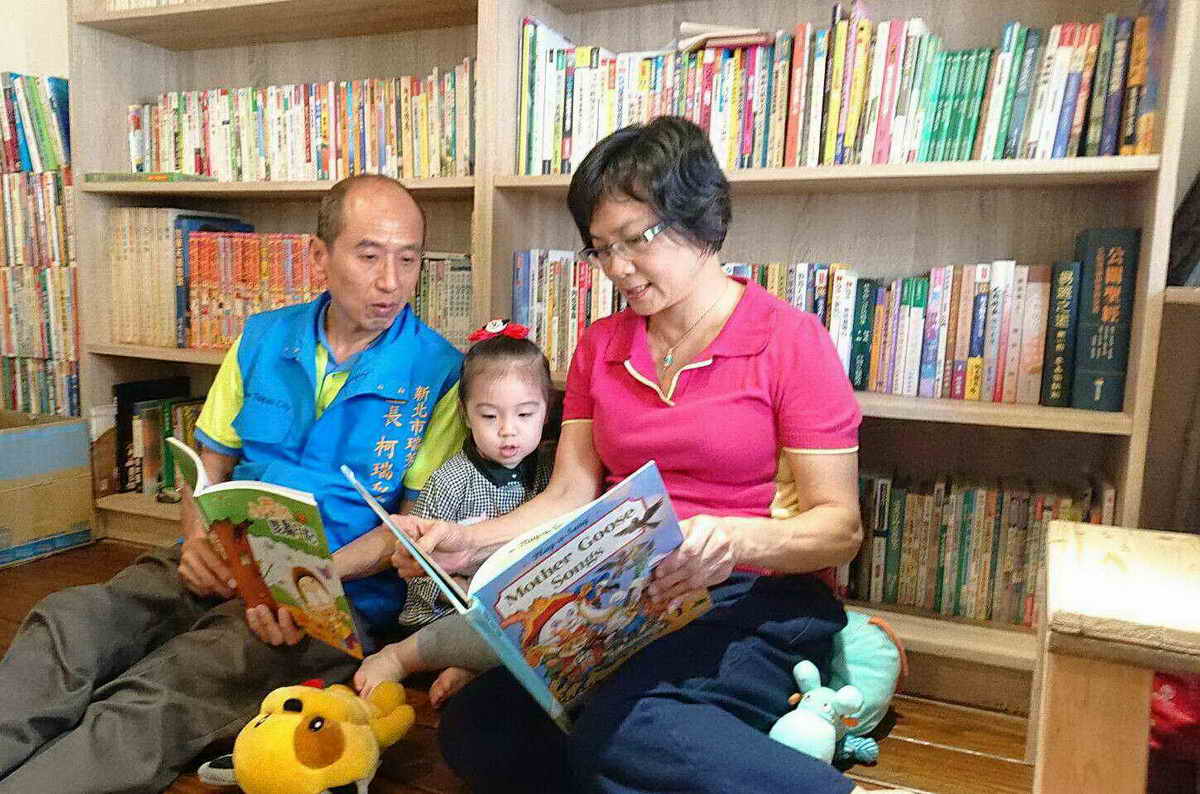 ▲「旭初圖書室」採挑高、樓中樓設計，在這充滿日式風味的藏書閣中有近400冊圖書。（圖／新北市政府民政局提供）