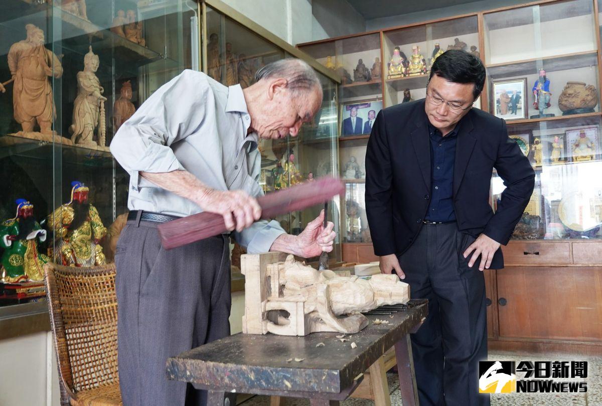 ▲鹿港粧佛大師施至輝被文化部指定為木雕粧佛之人間國寶。（圖／記者陳雅芳攝，2019.10.24）