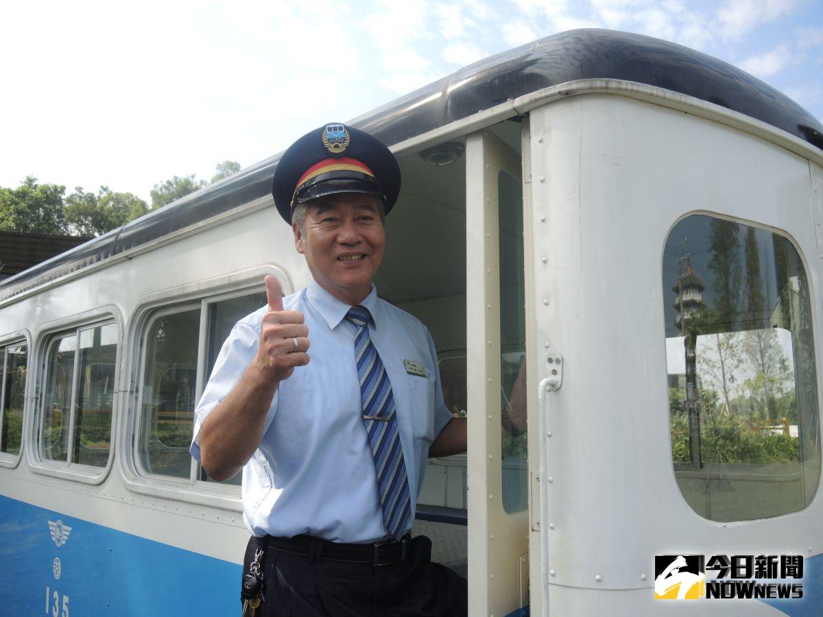 ▲小火車駛抵二水八堡圳農情館的草皮上，重現經典時光，吸睛程度幾乎破表。（圖／記者陳雅芳攝，2019.10.24）