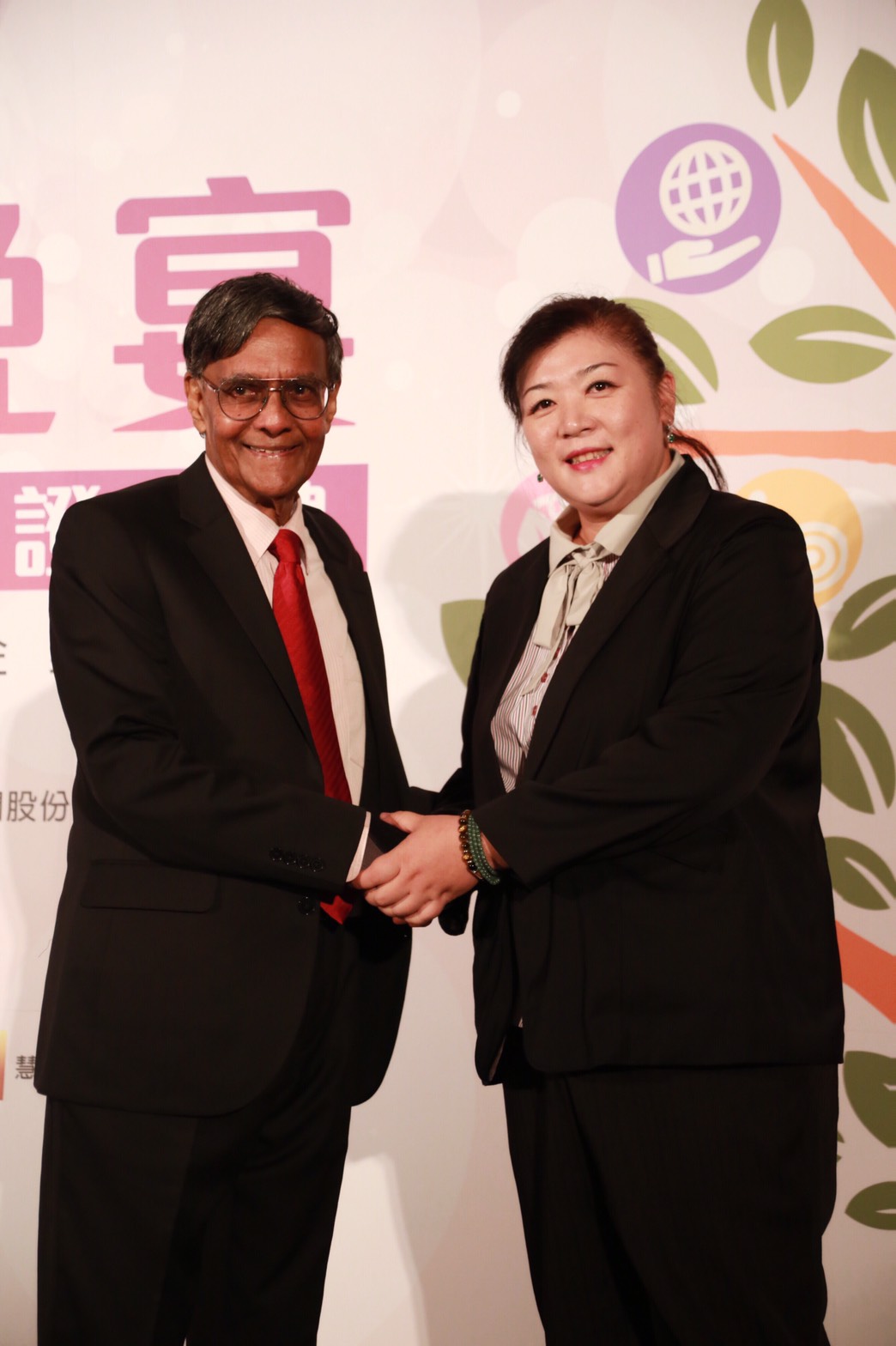 2007年諾貝爾和平獎得主莫漢（左）肯定品瑞國際執行長許品心熱心公益，經營品牌有成。（圖／許品心提供）