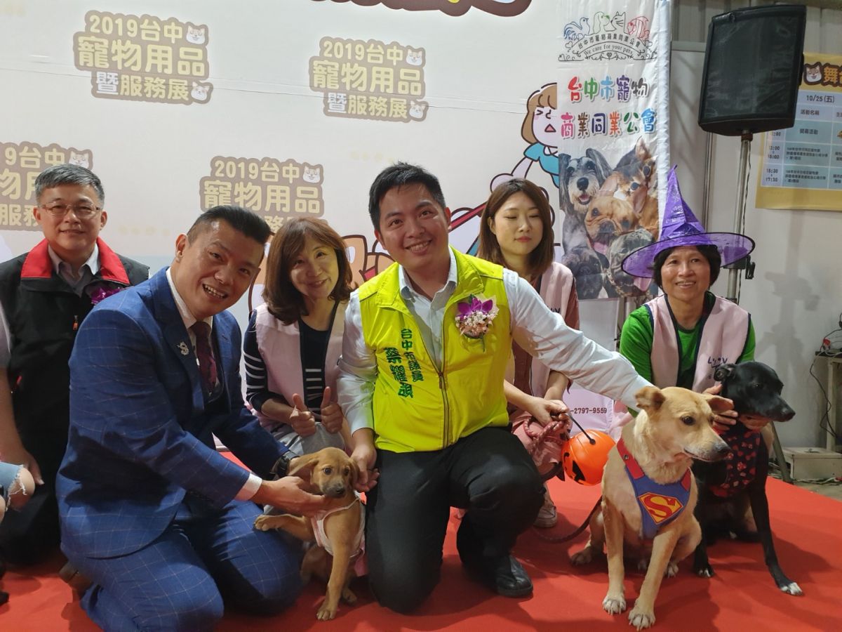 ▲正在台中國際展覽館舉辦的台中寵物展，有流浪狗接受認養，歡迎民眾踴躍認養，給浪浪們一個溫暖的家。（圖／金武鳳攝，2019.10.25)
