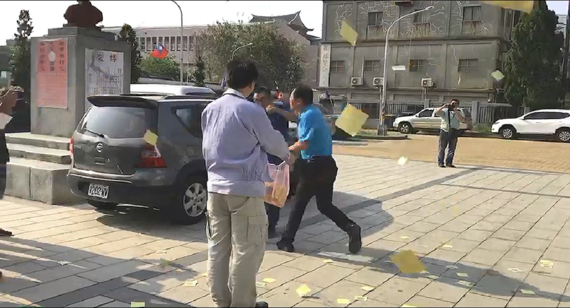 ▲國民黨新任主委因黨員撒冥紙抗議，一時情緒失控揮拳。（圖／蔡若喬翻攝, 2019.10.25）