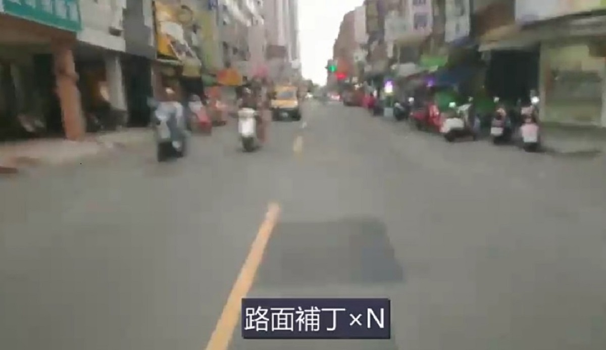 ▲高市議員林智鴻日前在市議會質詢高雄市的路平成果並播放現勘鳳山大明路400公尺路段含人孔蓋、坑洞及補丁共83處，他批評市府指「路平」是高雄市的政績是在說大話。(圖／林智鴻服務處提供)
