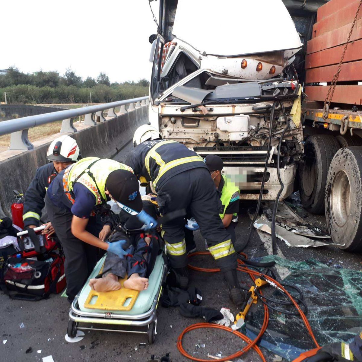 ▲台61線西濱快速道路彰化伸港段，發生大貨車追撞拖板車事故，大貨車車頭衝上曳引鋼尾，車頭全毀。（圖／記者陳雅芳翻攝，2019.10.25）