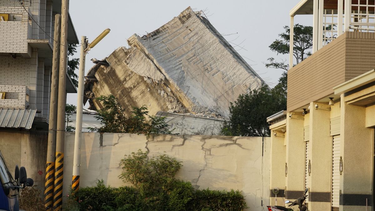 ▲萬有紙廠煤渣廠房拆除被居民比喻為「北港比薩斜塔」。（圖／記者蘇榮泉攝，2019.10.25）