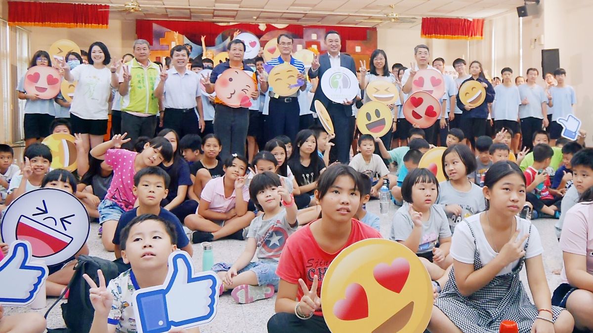 ▲清景麟教育基金會每年贊助紙風車劇團在校園或地區舉辦演出。（圖／清景麟教育基金會提供）