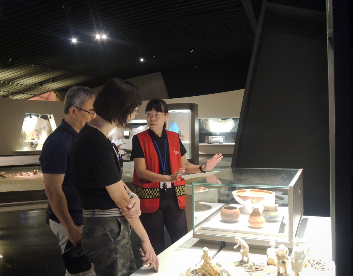 ▲張淑利笑說，「從教官的職務中，培養了與各年齡層溝通的能力，在博物館導覽上也能得心應手！」（圖／十三行博物館提供）
