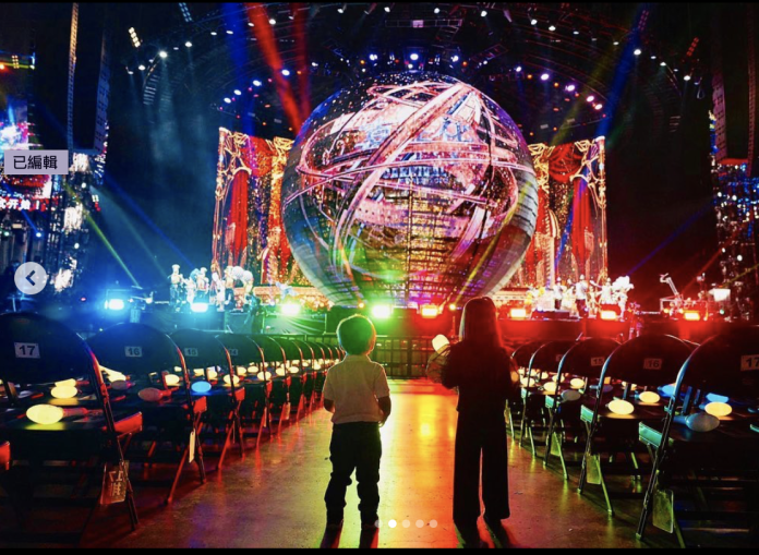 周杰倫在IG放上兒女觀賞演唱會的背影，暖心舉動吸引許多新加坡、馬來西亞媒體大幅報導。(IG:jaychou)