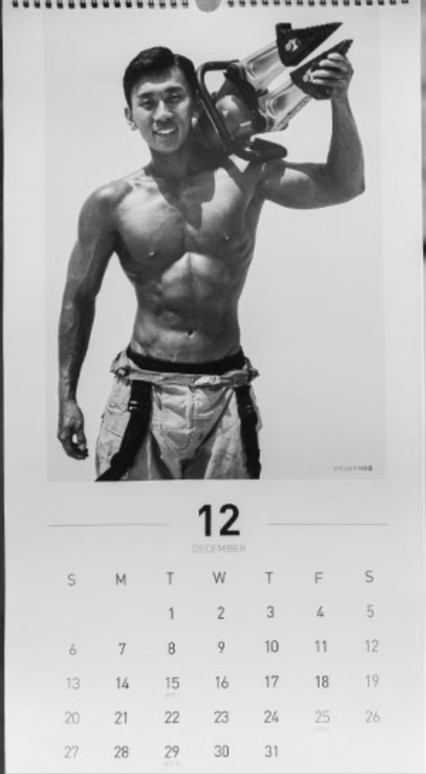 韓國首爾消防災難本部每年都會推出「消防猛男慈善年曆」，全數收益都將捐贈給重度燒傷病患作為醫療補貼。（圖片取自10X10韓網）