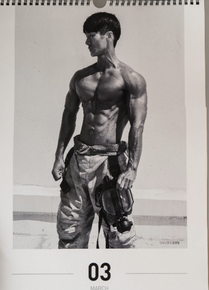 韓國首爾消防災難本部每年都會推出「消防猛男慈善年曆」，全數收益都將捐贈給重度燒傷病患作為醫療補貼。（圖片取自10X10韓網）