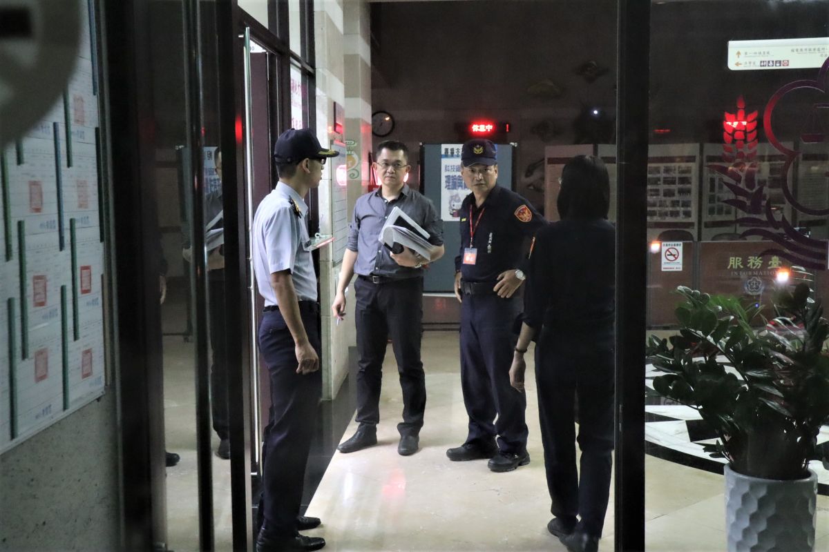 ▲25日晚間11時許法官李宛玲裁准被告２８人羈押並禁止接見通信，創下我國司法史上首度以「中華民國專屬經濟海域及大陸礁層法」第18條，執行羈押大陸船員的先例。（圖／記者張塵攝，2019.10.26）