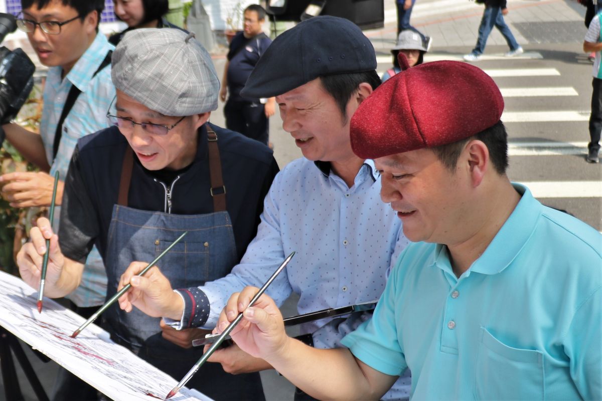 ▲推動中區再造，台中市自由路繼光街商圈樂活派對輪番登場，以多元活動吸引人潮創造商機。圖為畫家為城市速寫，以彩筆行銷城市之美。（圖／台中市經發局提供）

