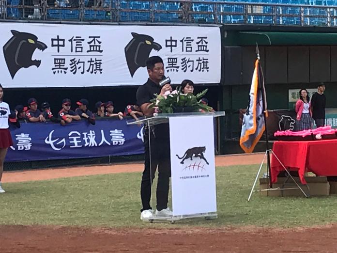黑豹旗高中棒球開幕儀式，中華棒協理事長辜仲諒致詞。（圖／記者雷明正攝影）