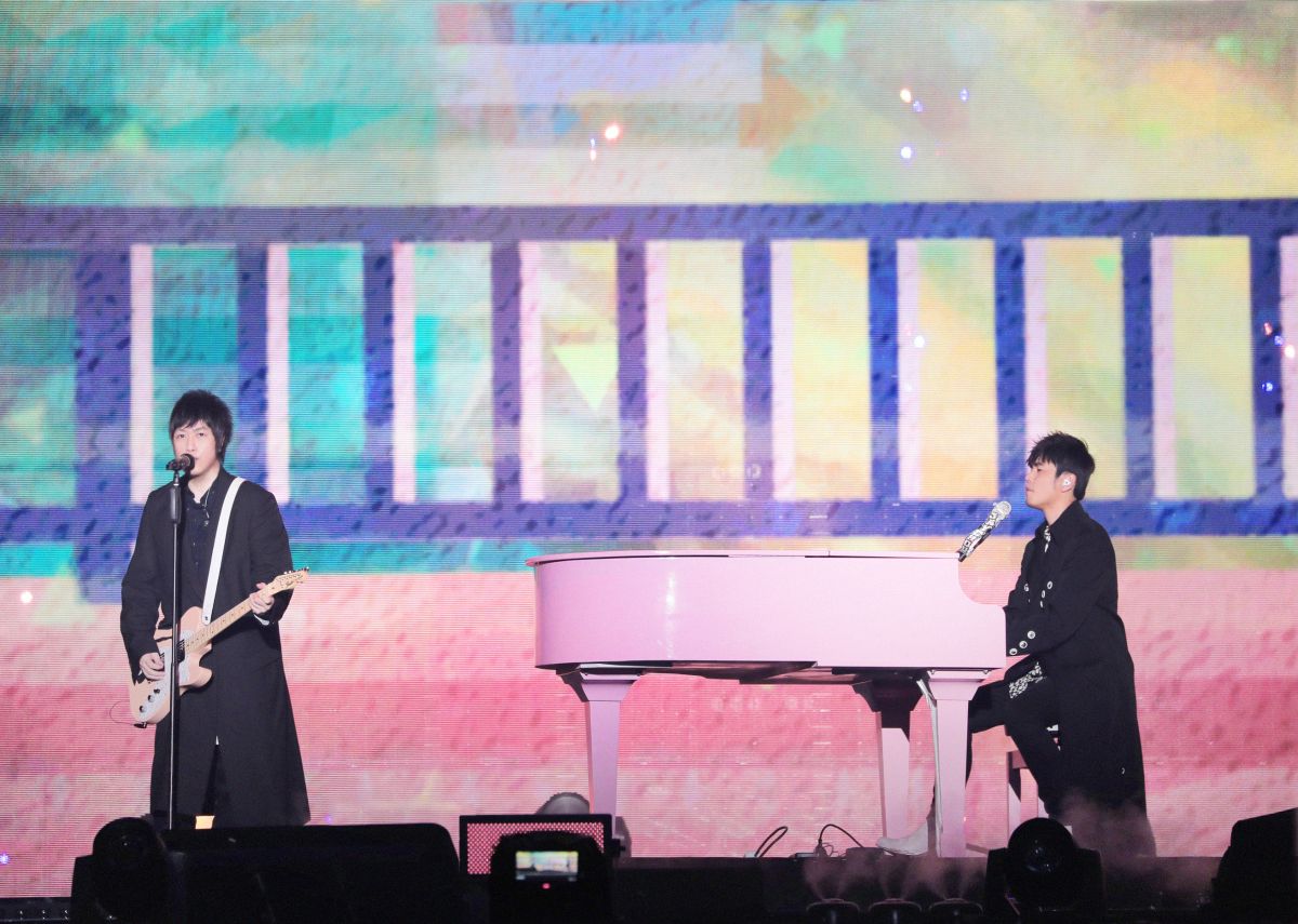 ▲「周五」限定合體，讓歌迷超驚喜，周杰倫與阿信一起演唱歌曲〈說好不哭〉。（圖／相信音樂提供）