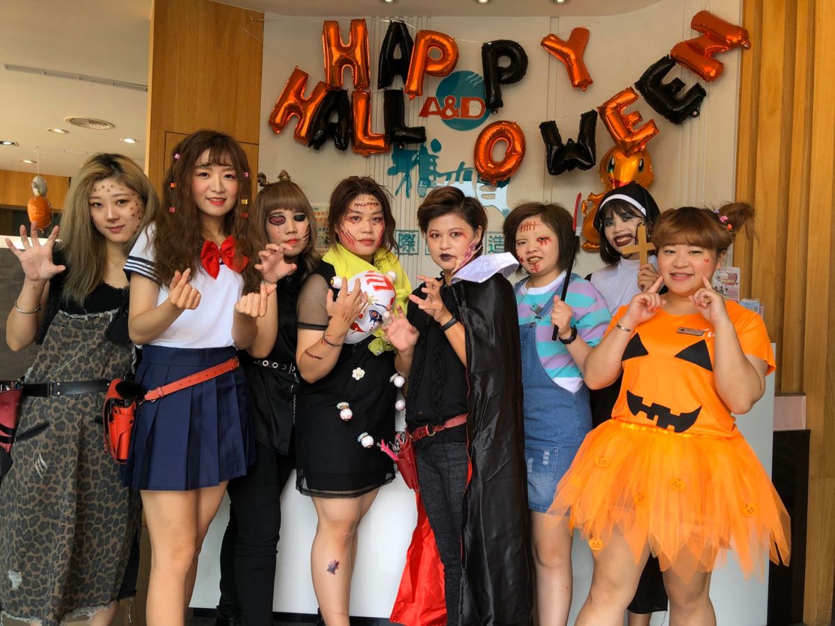 ▲大白天美容美髮店鬧鬼！彰化市一家美容美髮業者動員美髮師裝扮成各種萌鬼恐怖造型，假鬼假怪在顧客呈現吸睛度爆表。（圖／記者陳雅芳攝，2019.10.26）