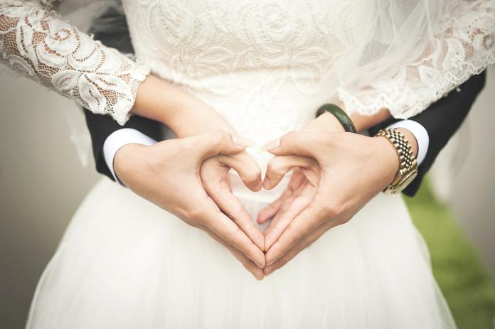 ▲有閨蜜「出賣」新娘，分享一張迎娶前的照片，讓全場都笑翻。（示意圖／翻攝自 Pixabay ）