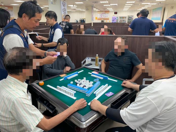 ▲竹北警分局查獲以「臺灣麻將休閒協會」為名的職業賭場。（圖／竹北分局提供）