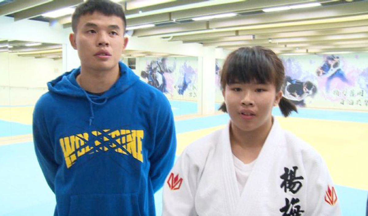 ▲余欣苡甘願降級從觀音高中二年級，留級一年轉入剛成立體育班的楊梅高中成為一年級學生，為的就是加入體育班找到合適的教練。圖左為楊梅教練吳文舜。（圖／楊梅高中提供）