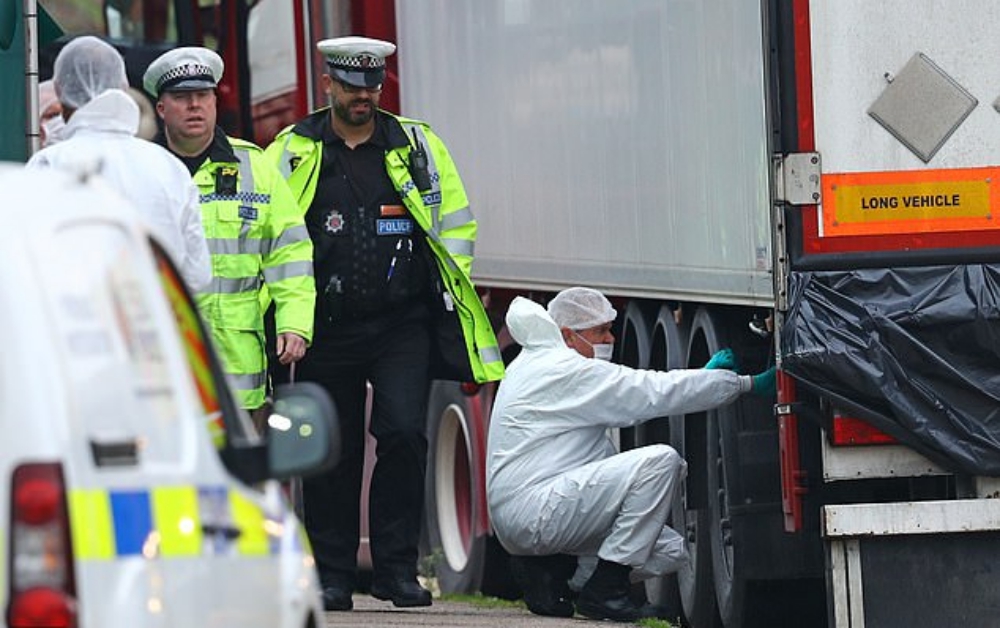 ▲英國貨櫃車 39 屍命案震驚全球，一開始當地警方透露，死者據信全是中國大陸人，但隨後卻出現越南家屬供稱收到女兒傳來的最後簡訊，現又有報導稱，越南神父懷疑死者恐多是越南人。（圖／翻攝自每日郵報）