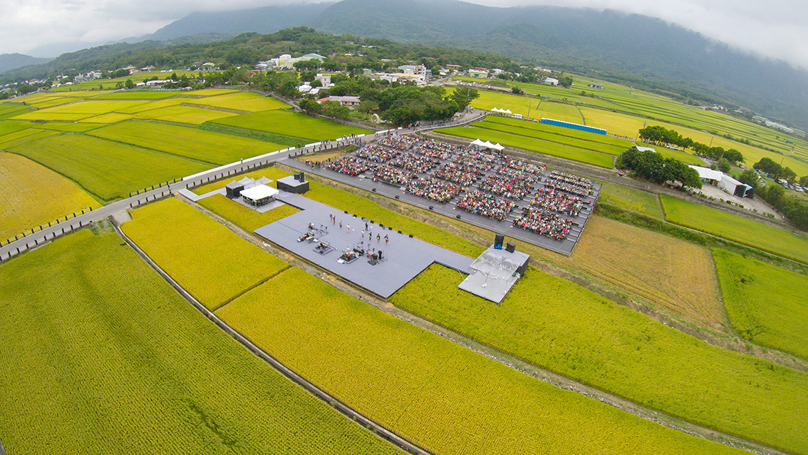 ▲2019池上秋收稻穗藝術節登場，吸引300位觀眾入場欣賞，在金色稻浪中的演出，是視覺與聽覺的享受。（圖／台灣好基金會提供）