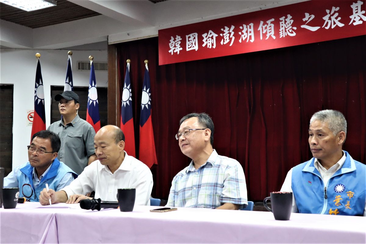 ▲國民黨總統參選人韓國瑜26日晚間搭機到澎湖與地方人士座談，他在「傾聽之旅」提到澎湖群島的的戰略地位是「重中之重」。（圖／記者張塵攝，2019.10.26）