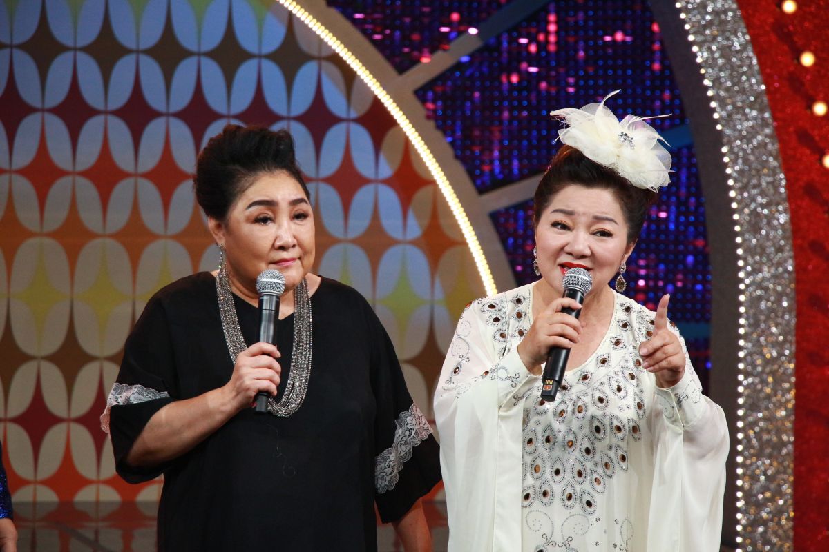 ▲陳盈潔（左）與白冰冰情同姊妹。（圖／年代提供）