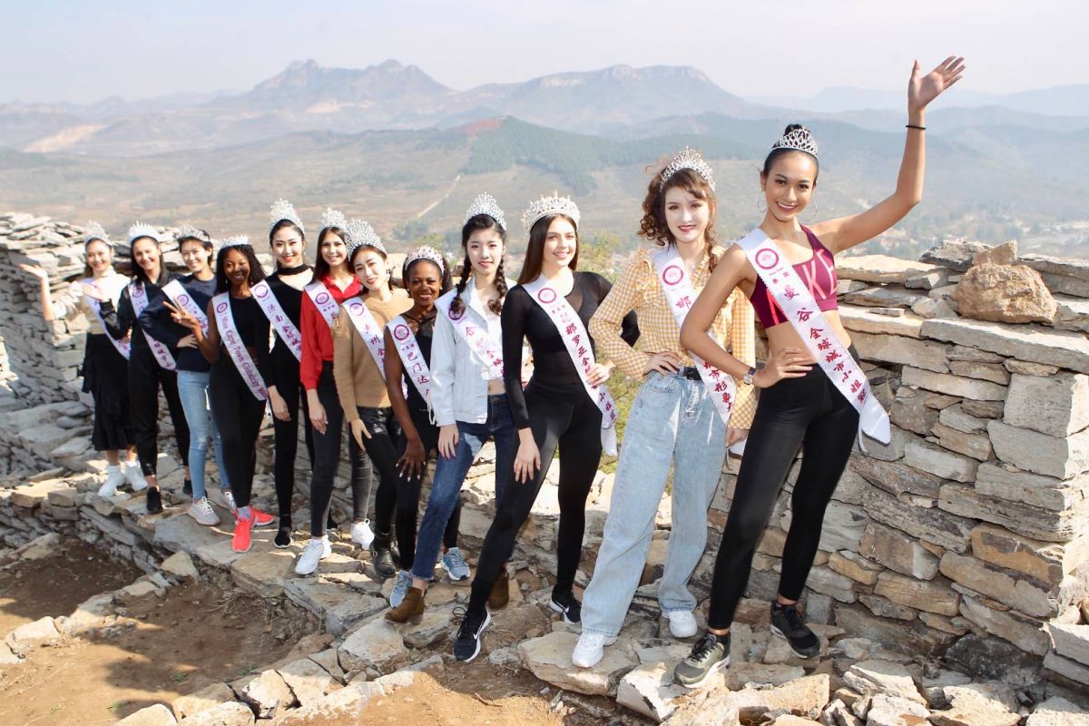 ▲各國佳麗登上長城。（圖／中華全球城市選拔協會提供）
