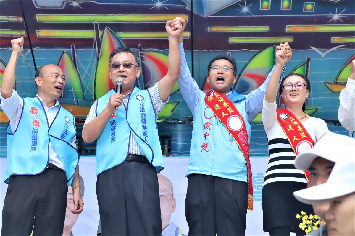 ▲韓國瑜、歐中慨澎湖聯合競選總部揭牌，韓國瑜不管到哪裡都受到支持者熱烈歡迎，也有效整合了原本各擁山頭的藍營地方勢力，還見了澎湖王林炳坤，成果豐碩。（圖／記者張塵攝，2019.10.27）