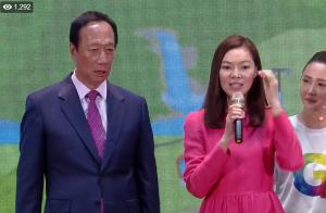 ▲郭台銘（左）多年前邀請老婆曾馨瑩參加粉絲感恩會。（圖／翻攝自郭台銘臉書）