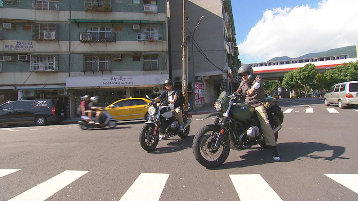 ▲詹姆士騎車跨島馬祖尋美食。（圖／八大提供）