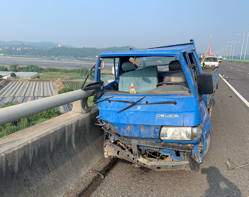 
▲國道三號南下387.5公里、高雄與屏東交界的斜張橋路段，今(27)日上午七點多，發生小貨車擦撞外側護欄的車禍，駕駛在高度約50公尺的橋下頭顱破裂當場死亡。（圖／國道公路警察第五大隊提供）
