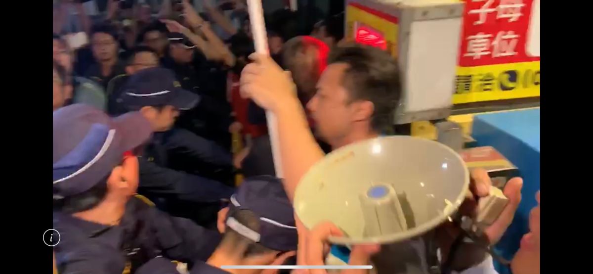 韓國瑜辦「走出同溫層」的青年政策會，場外有一邊一國連線、台灣基進等政黨的抗議。 (圖/記者吳承翰攝)