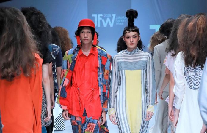 第十二屆雅加達2020時尚週（Jakarta Fashion Week）正式在本週二（22）日開幕，共有76場時裝秀和超過270個來自世界各國的時尚設計師。（圖／雅加達郵報）