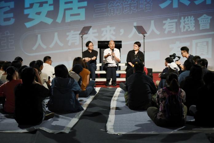 韓國瑜舉辦青年論壇，接受年輕人的提問。 (圖/記者陳明安攝)