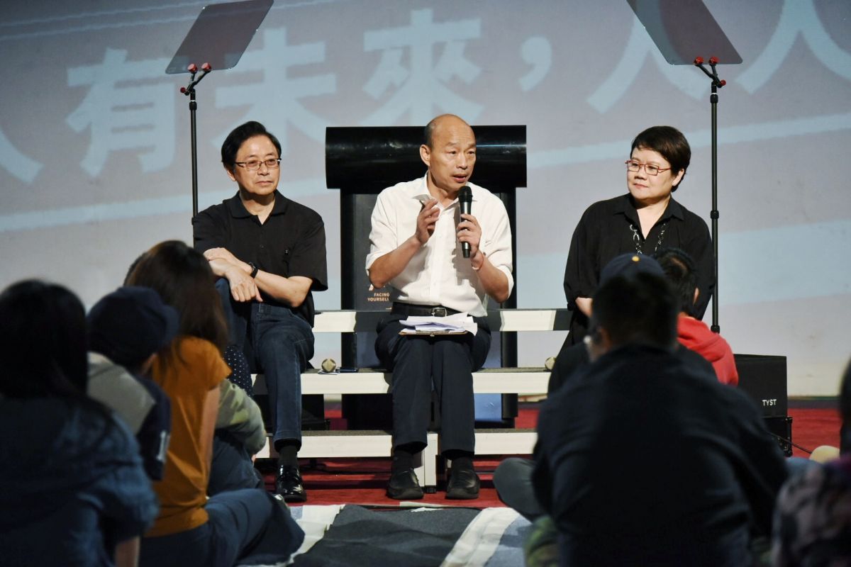 有青年問韓國瑜對和平協議的看法，韓表示一定遵守中華民國憲政體制、捍衛主權。 (圖/記者陳明安攝)