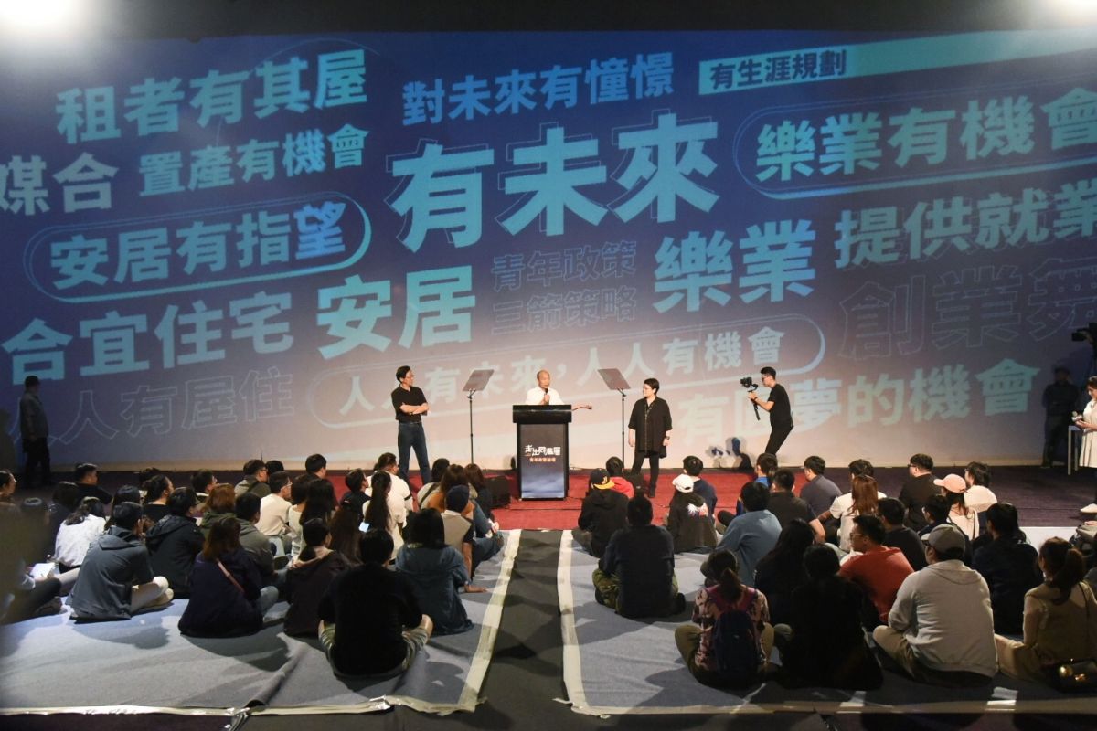 韓國瑜舉辦青年論壇，以一問一答的方式跟青年接觸。 (圖/記者陳明安攝)