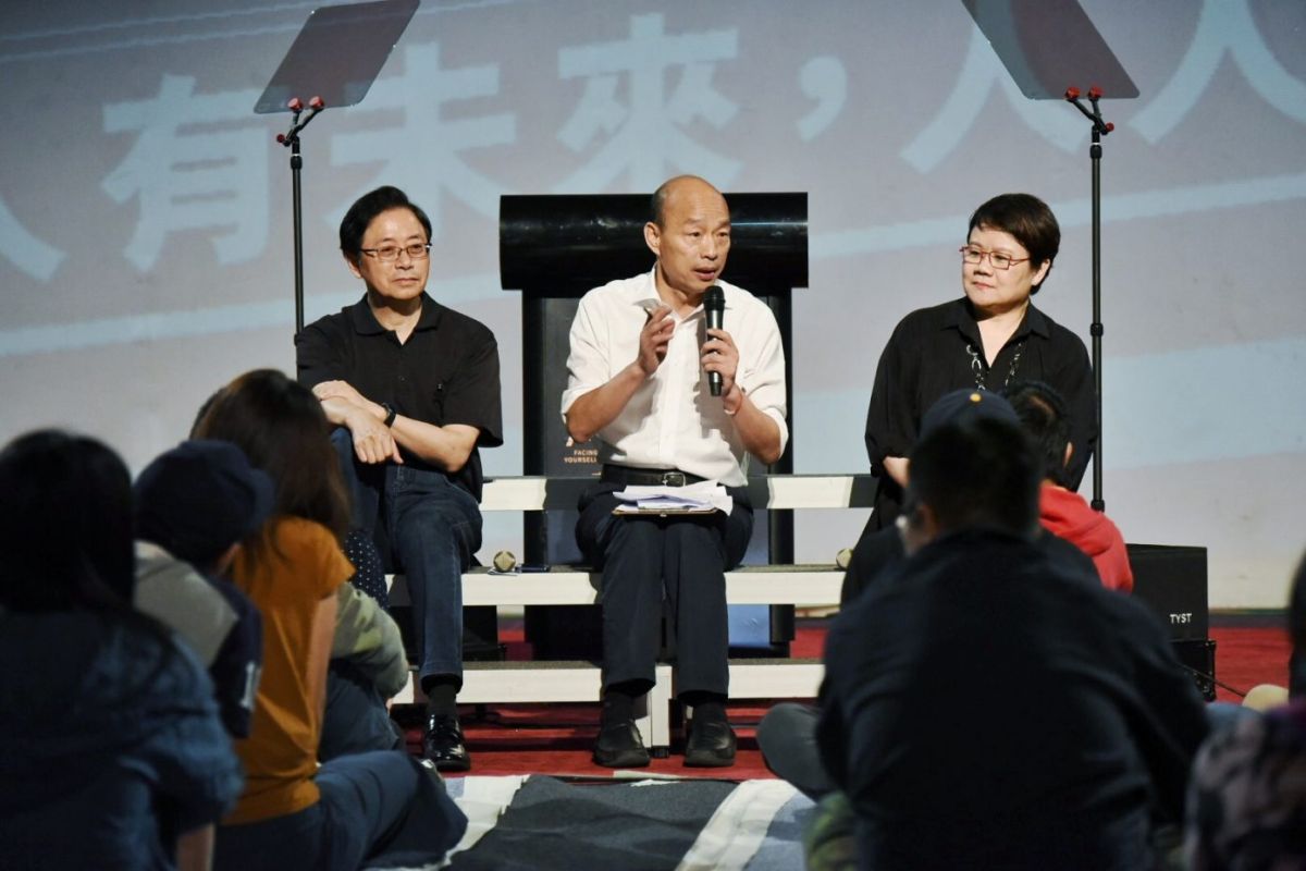 ▲有青年問韓國瑜對和平協議的看法，韓表示一定遵守中華民國憲政體制、捍衛主權。 （圖／記者陳明安攝）
