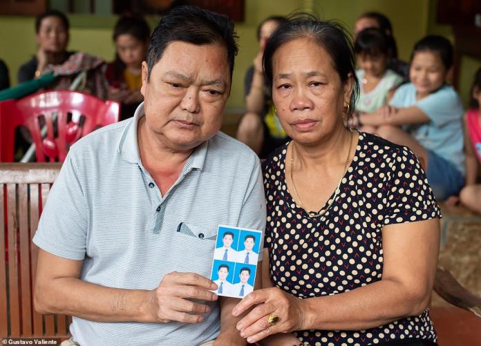 ▲憂心的越南失蹤者家屬拿著兒子的照片。（圖／翻攝自每日郵報）日郵報