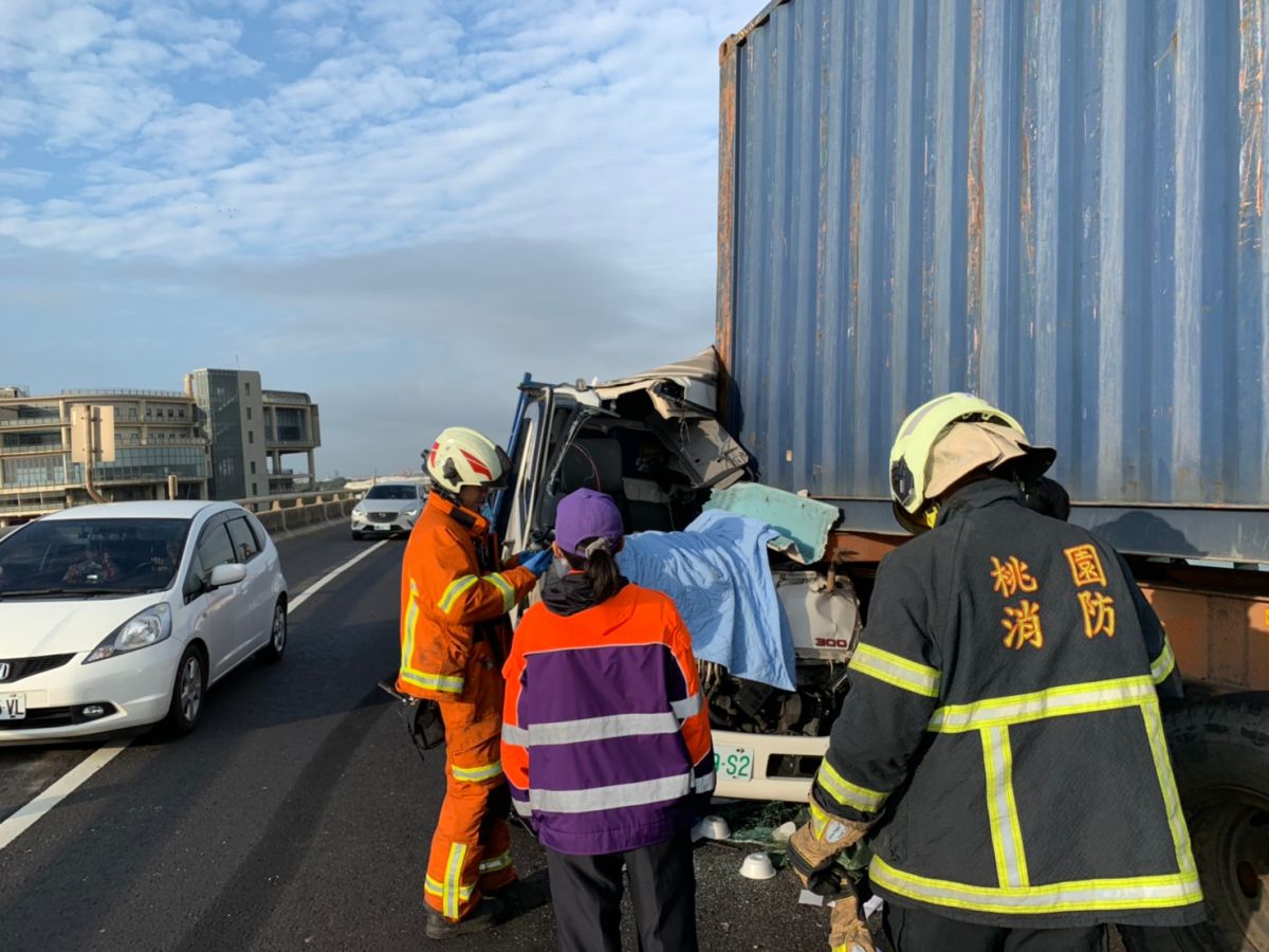 ▲消防救護人員趕到現場，將受困於貨車駕駛座內的司機以破壞工具救出，但男子已回天乏術。（圖／桃園市消防局提供）