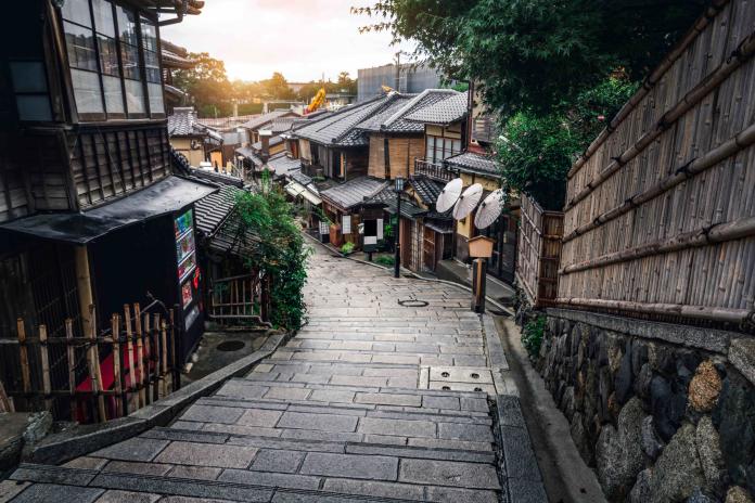 日本京都知名景點祇園，以觀賞藝伎的「花街」聞名，是京都必訪景點之一。（Shutterstock）