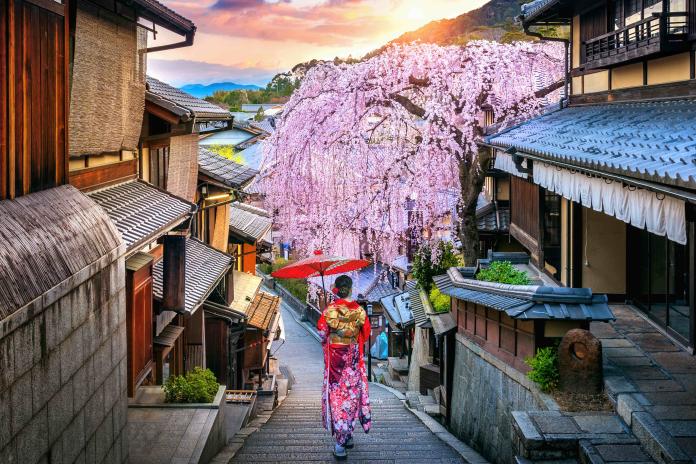 日本京都知名景點祇園，以觀賞藝伎的「花街」聞名，是京都必訪景點之一。(Shutterstock)