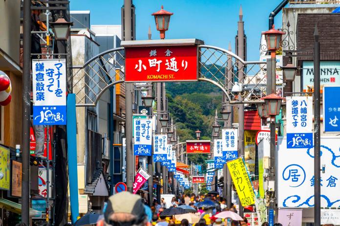 今年4月1日，日本鎌倉市小町通為維護商店街的整潔，禁止遊客邊走邊吃，然而，此禁令並沒有硬性罰則。（Shutterstock）